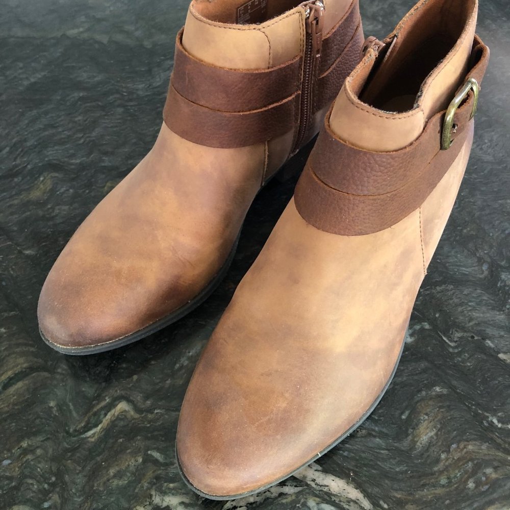 CLARKS womens 8 leather ankle boots